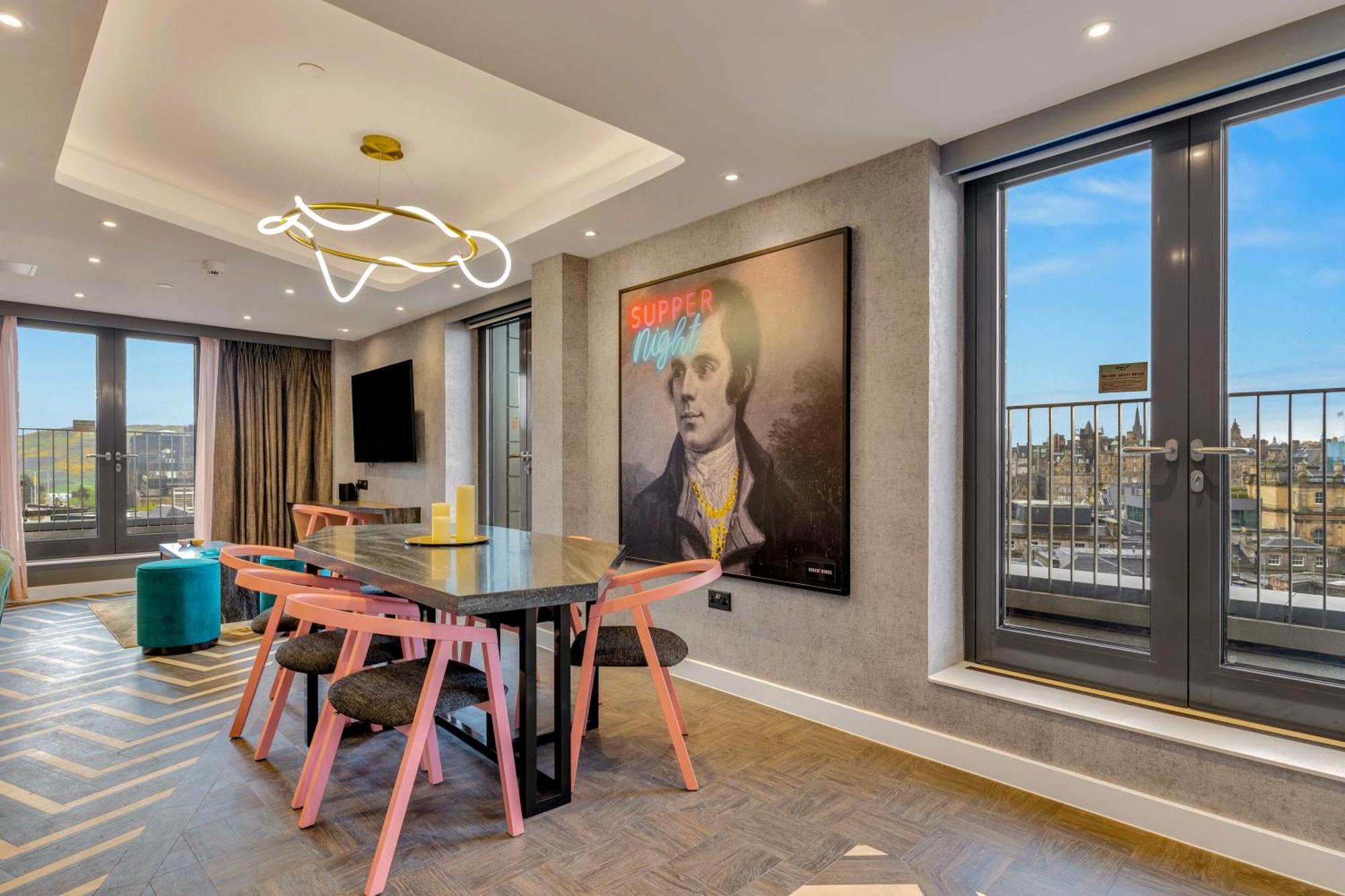 Roomzzz Edinburgh — Photos 1